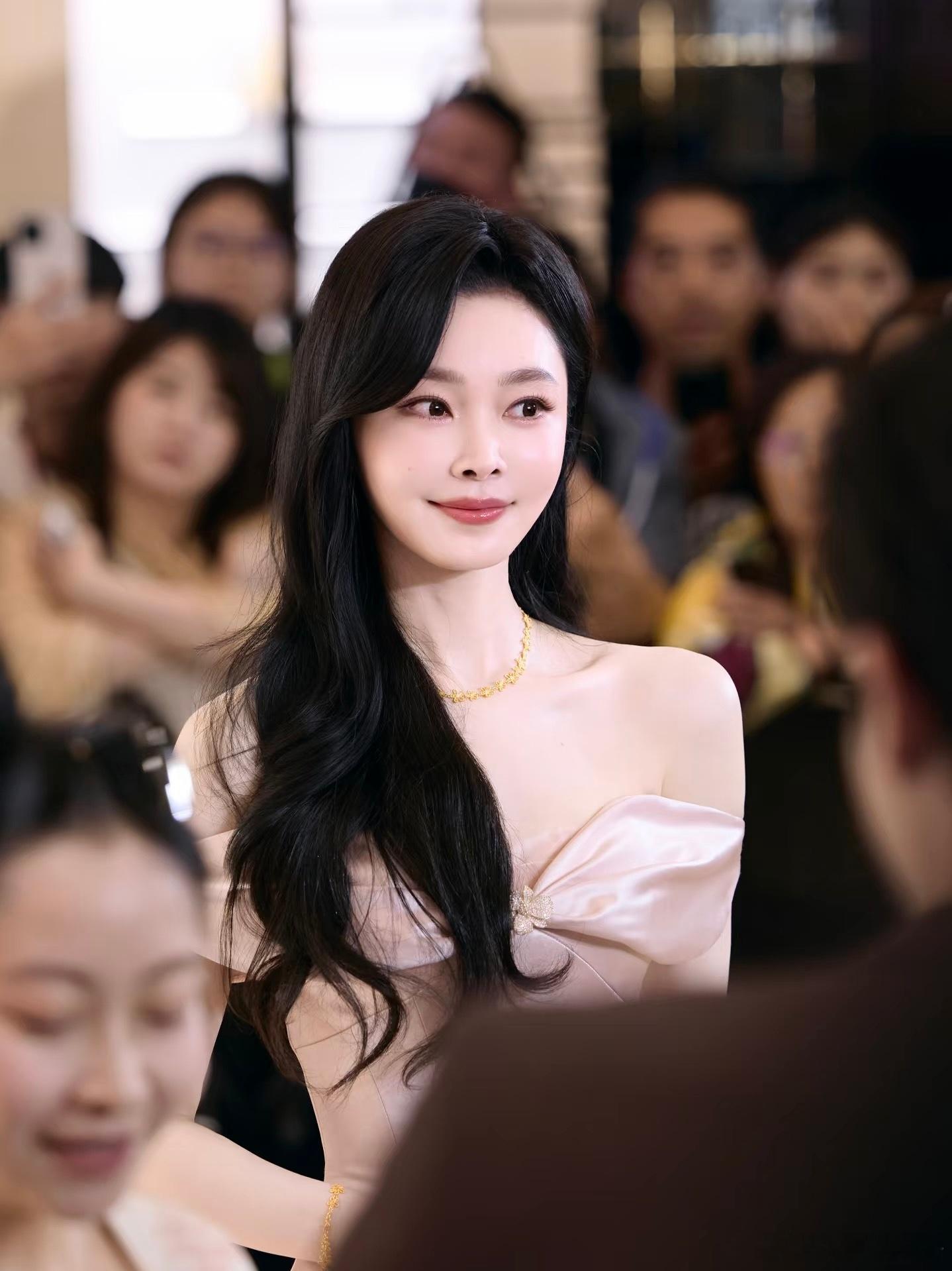 宋轶粉色纱裙造型宋轶简直要美晕我，属实没有想到粉色在她的身上丝毫不显俗气，反而平