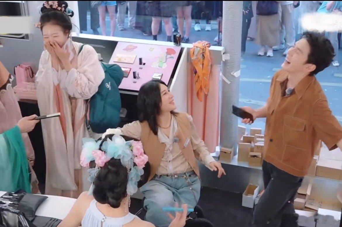 尚雯婕演我找手机 谁还没看尚雯婕找李佳琦名场面？手机近在咫尺却看不见，这迷糊劲儿