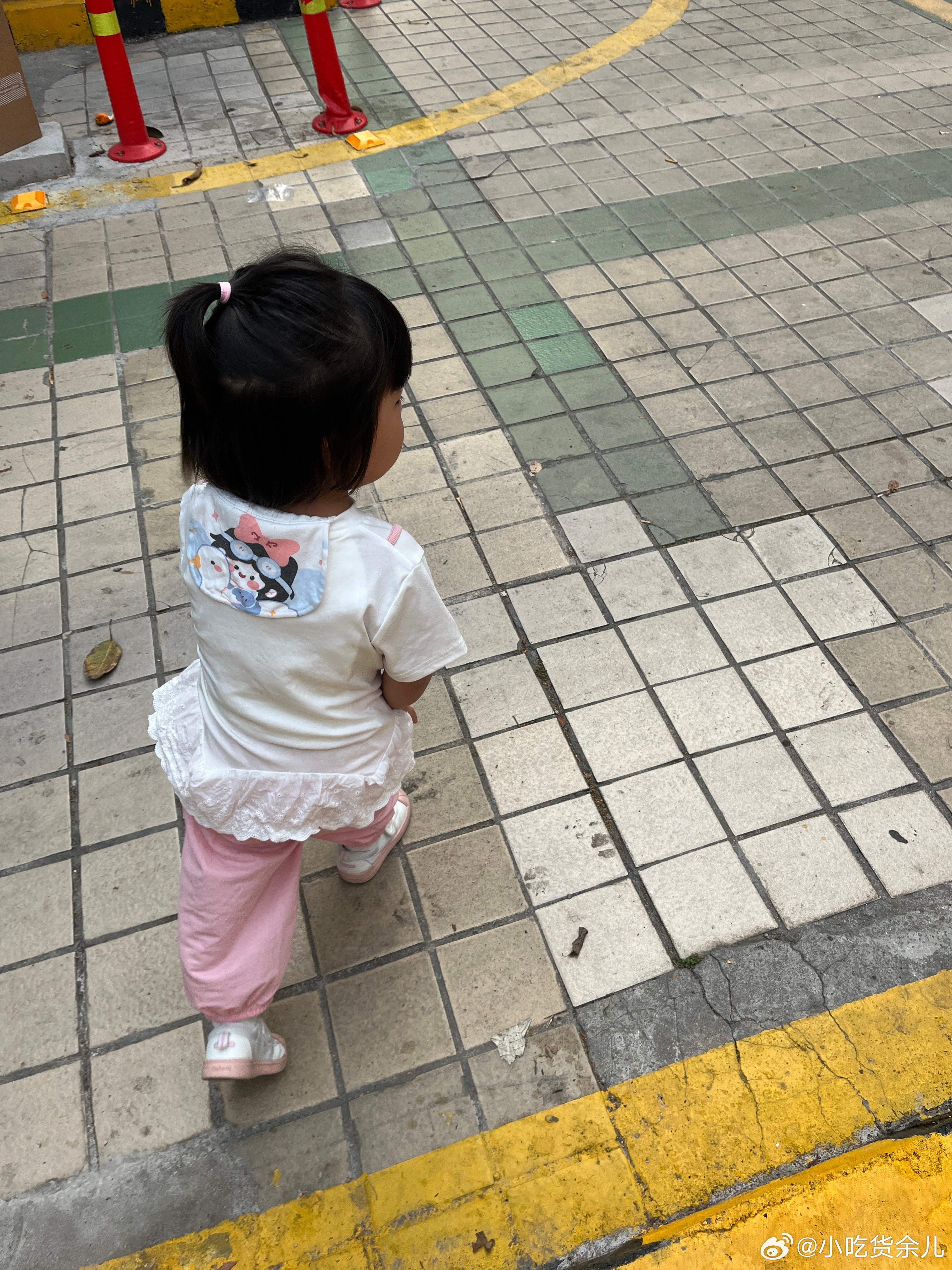 柠宝：妈妈，好不好看，可不可爱？我：好看，可爱。虽然阴天，但是没有风不冷，书包也