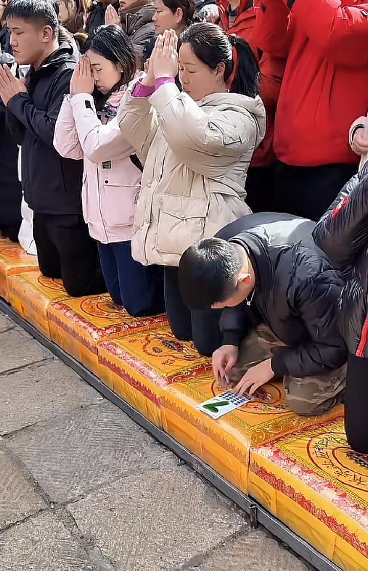 庙前刮彩票，这不是把神仙放“火上烤”吗？中奖了还好，说明许愿灵验，这要是没中奖，