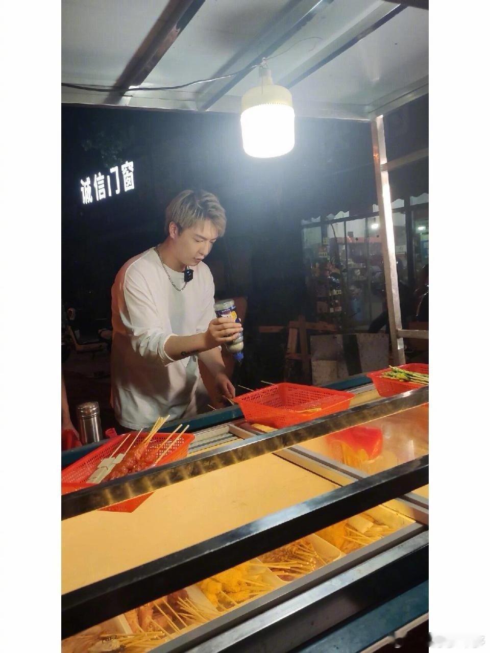 董岩磊回应转行做网红 直播里聊转型超通透！从爱豆到多元尝试，没emo没卖惨，靠手