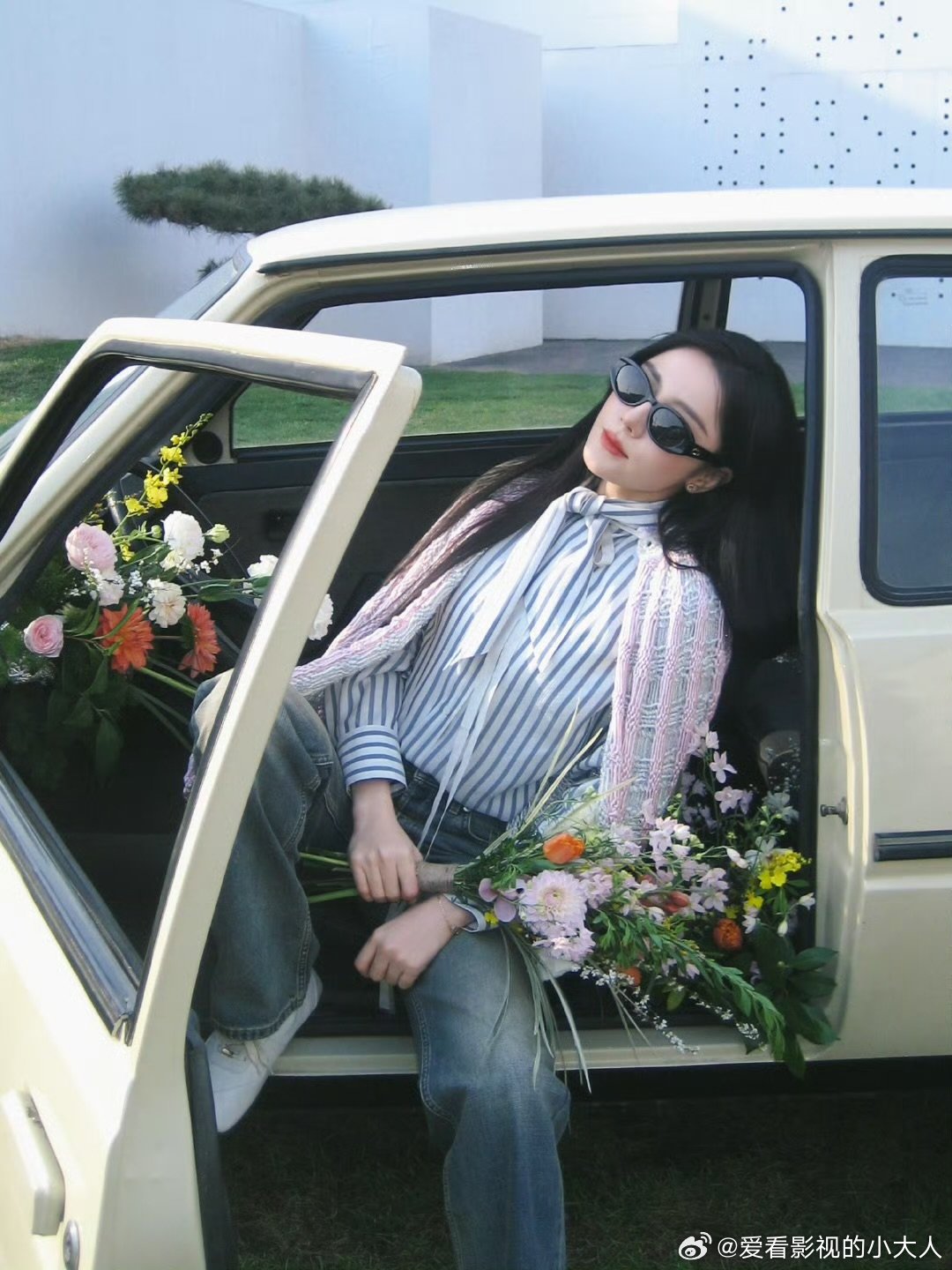  迪丽热巴浪漫随行申请坐上姐姐迪丽热巴 的专属副驾镜头定格，浪漫随行一路皆是美好