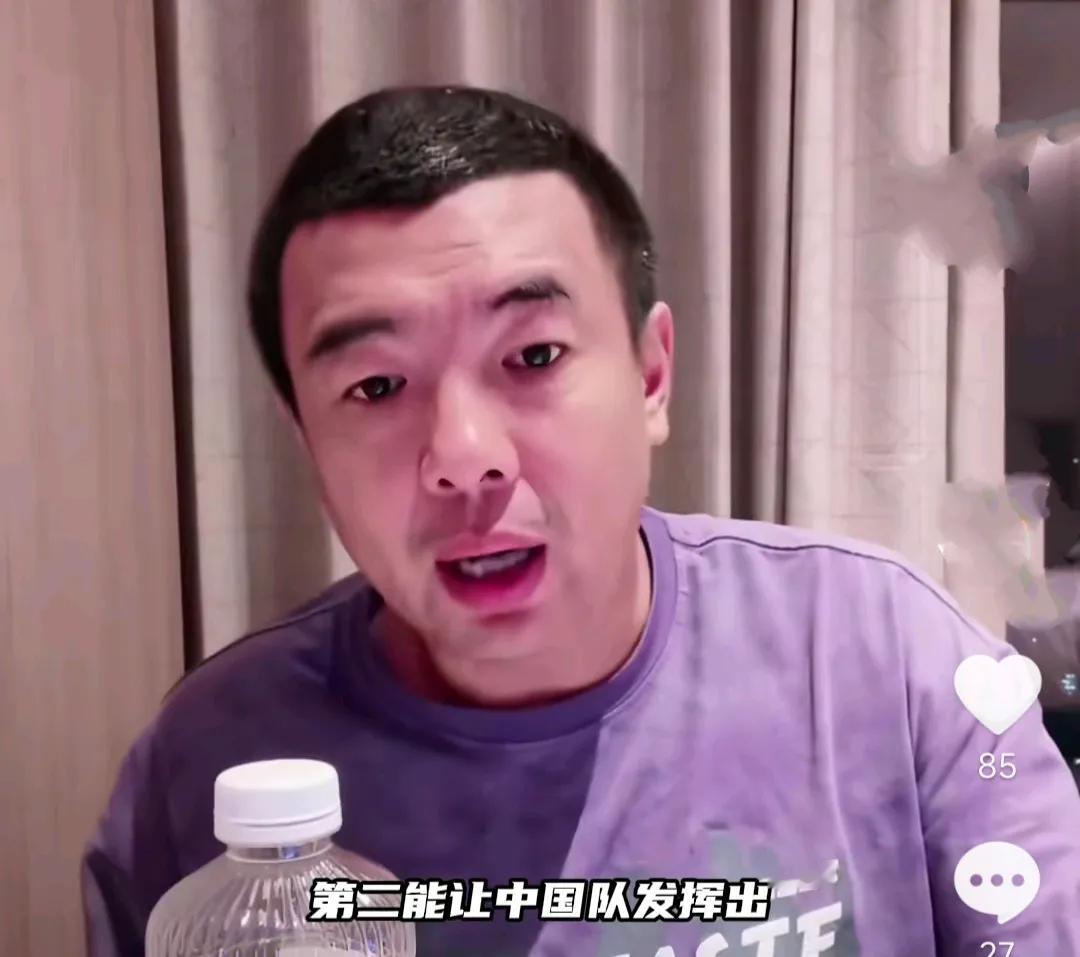 针对国足选帅，前国脚徐亮在直播间给出了三个选项:
第一个是选择高水平的欧洲教练，