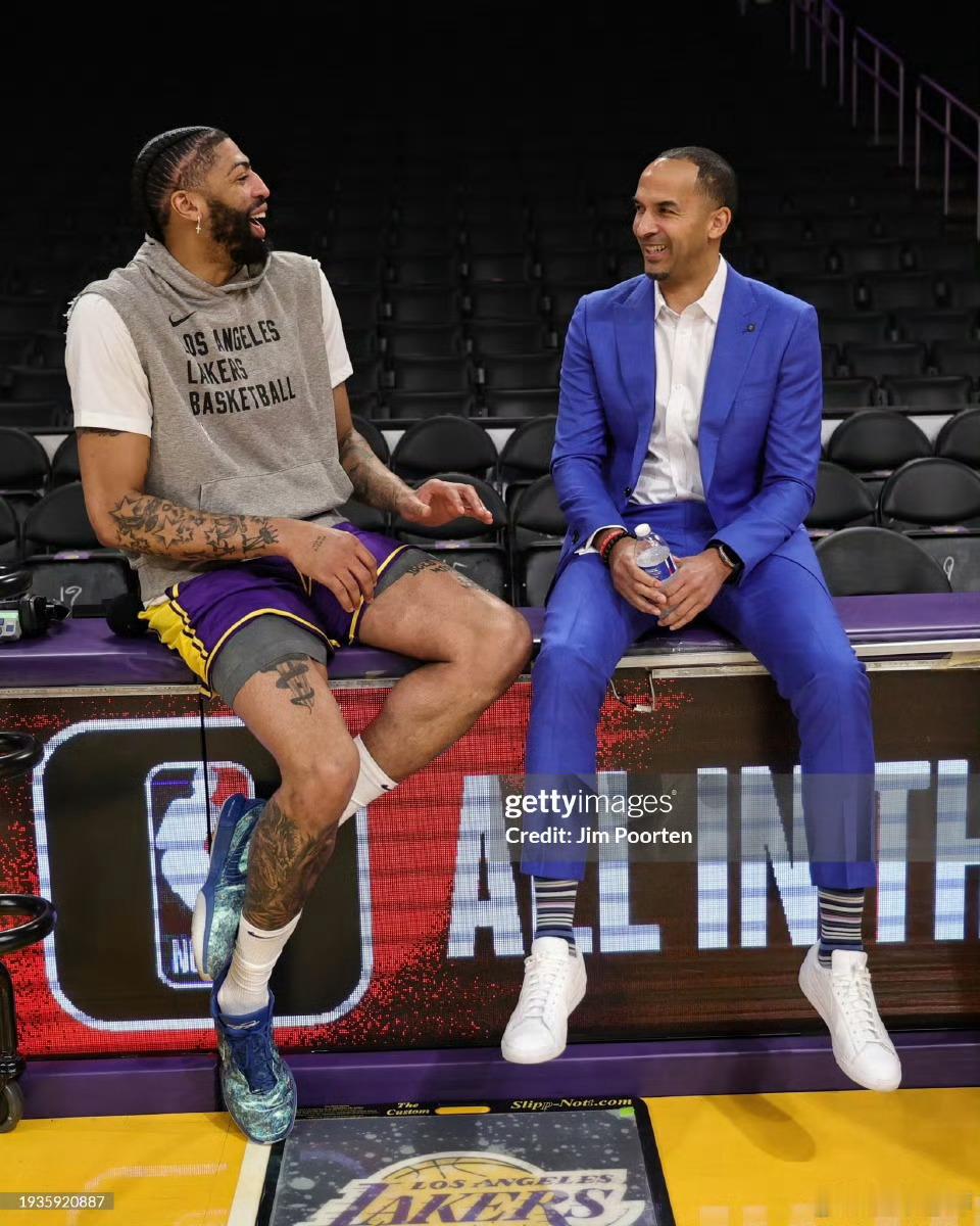 MFFL 戴维斯接受采访。“最主要的感受就是意外。哈里森是我的兄弟。他把我带到这