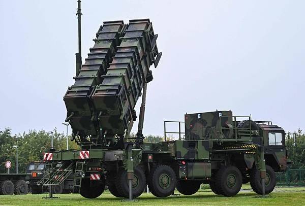 【荷兰为乌克兰购买5亿欧元美国武器】美国卖武器给乌克兰，荷兰自愿买单，不讲道义的