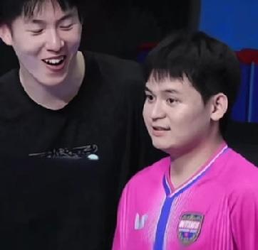 这是什么神仙配合的男双啊
两个人都帅帅的，赏心悦目
小石头这粉色球衣真的很漂亮