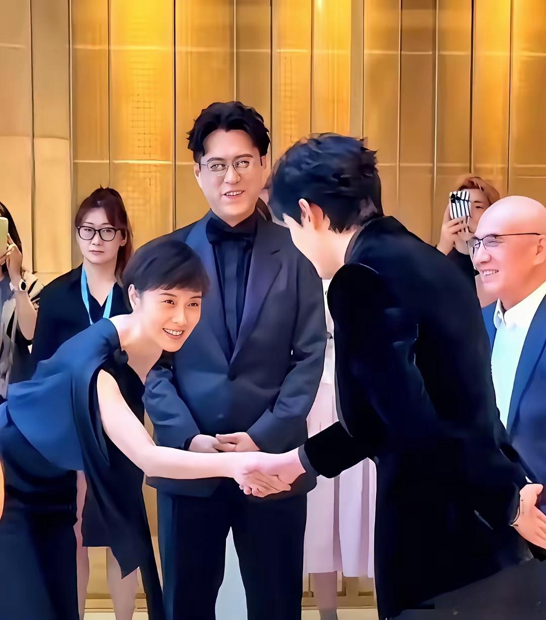 她那一下腰，弯得那么深，我都惊讶了一下。好多人不明白，说至于吗？对一个晚辈，干嘛