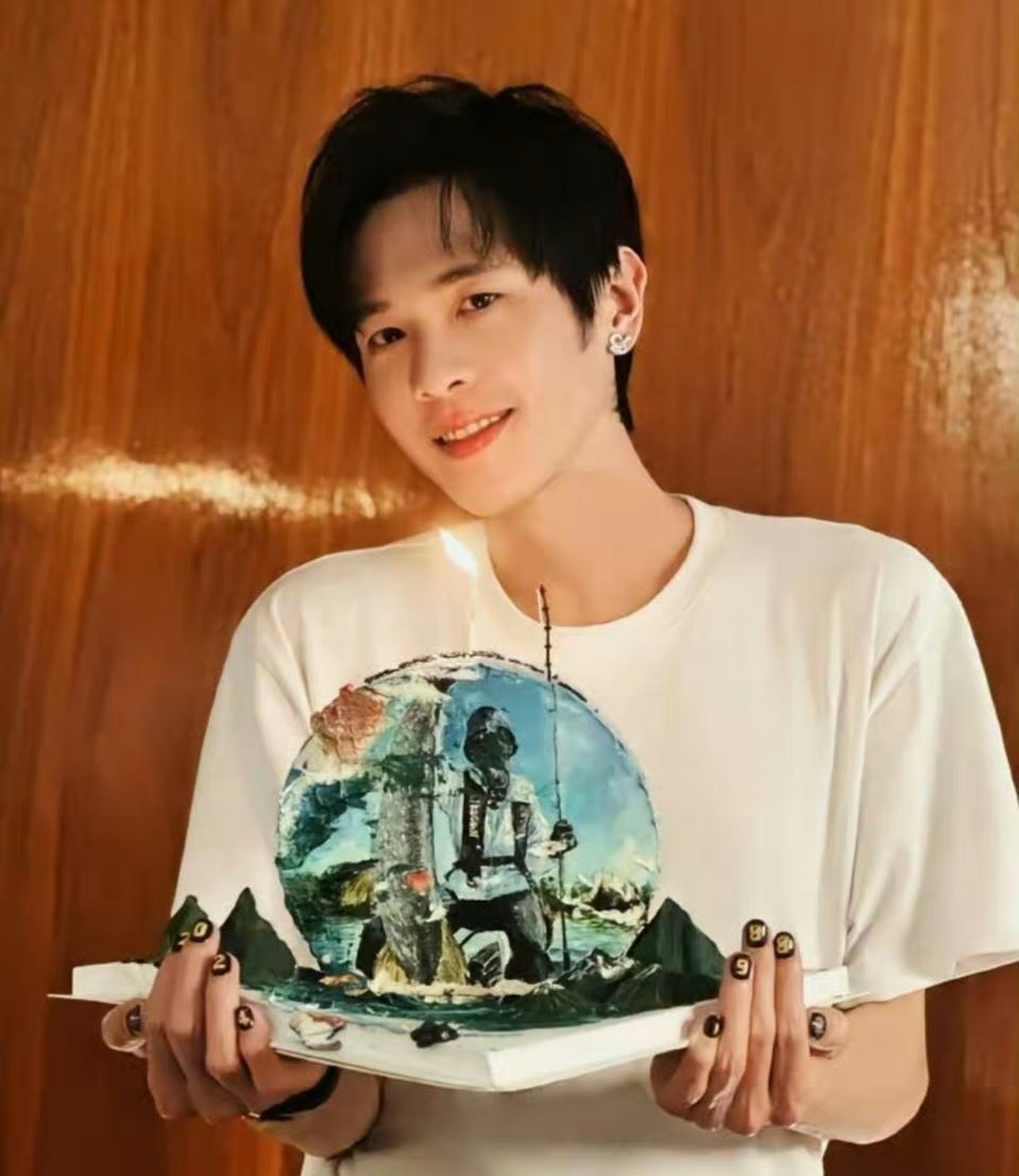 张若昀怎么还做美甲了，真的是越来越有嫂子了 ​​​