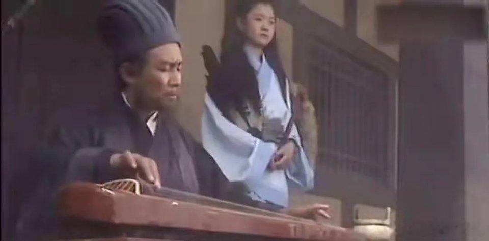 A股即将开盘，今日行情要点：1. 美股小幅收跌，纳指处于下降三角形，有破位下跌风