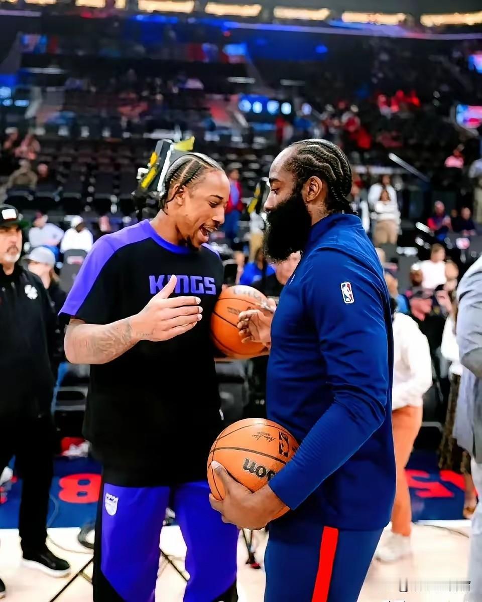 清晨打开手机，各大博主纷纷发布视频，热议快船有意德罗赞这一新闻。德罗赞与哈登同龄