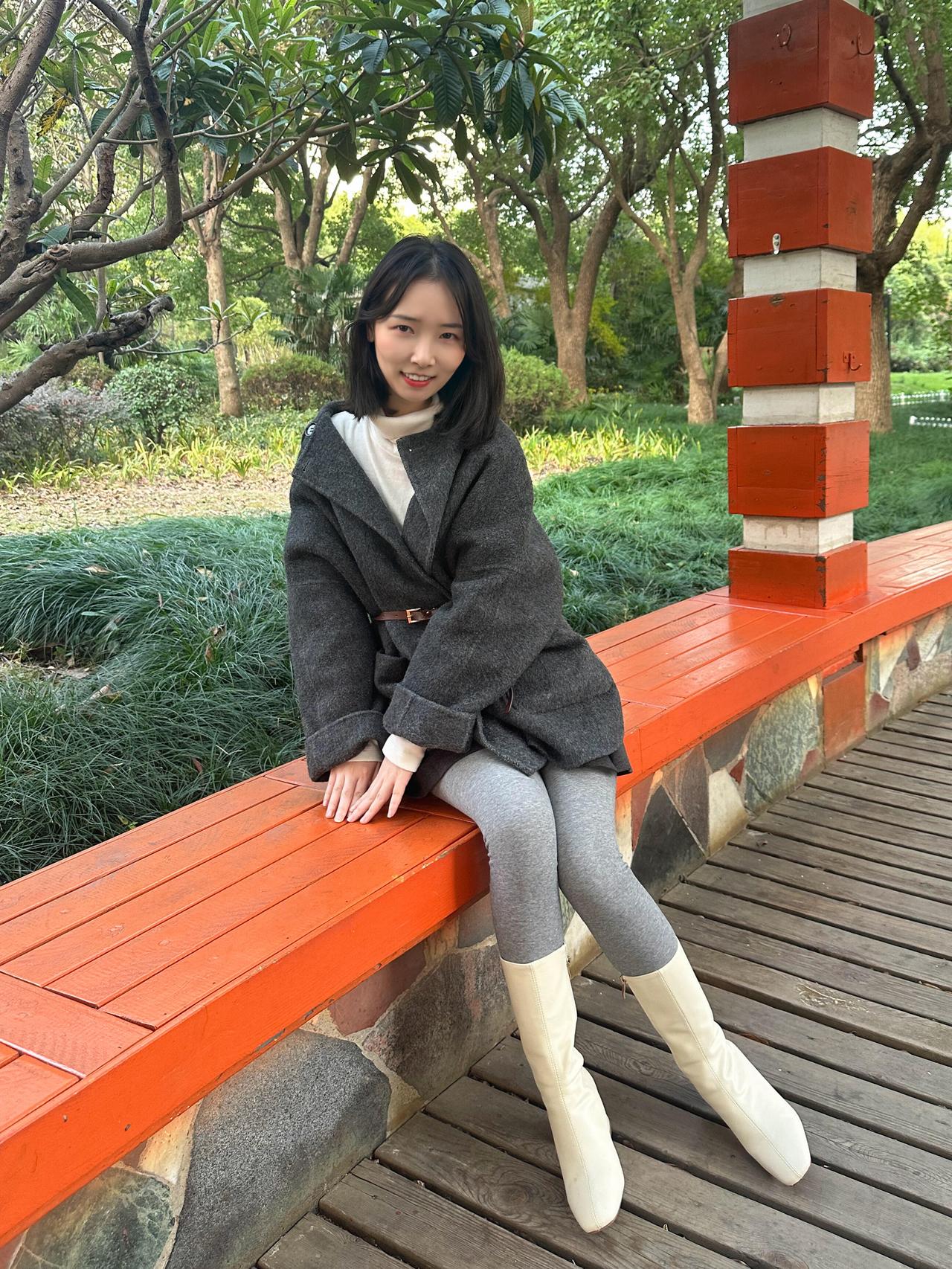 晒图笔记大赛气质宝妈灰色打底裤白色长筒靴穿搭，韵味十足！