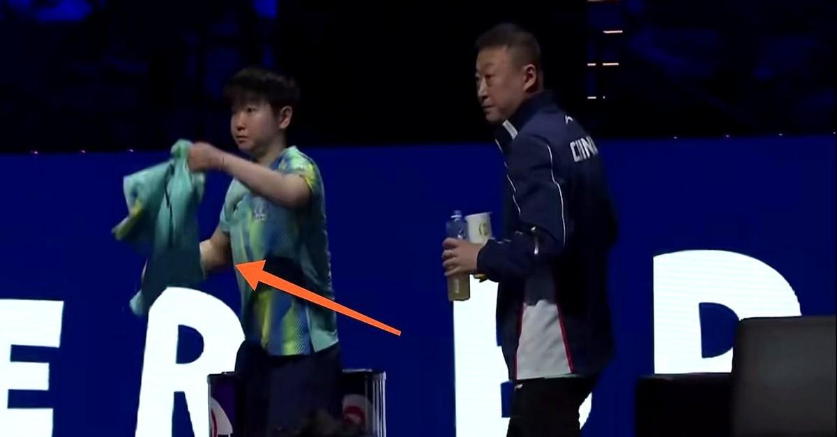 孙颖莎去换件衣服，怎么了？

澳门世界杯这比赛打得真叫一个激烈！莎莎2:0领先，