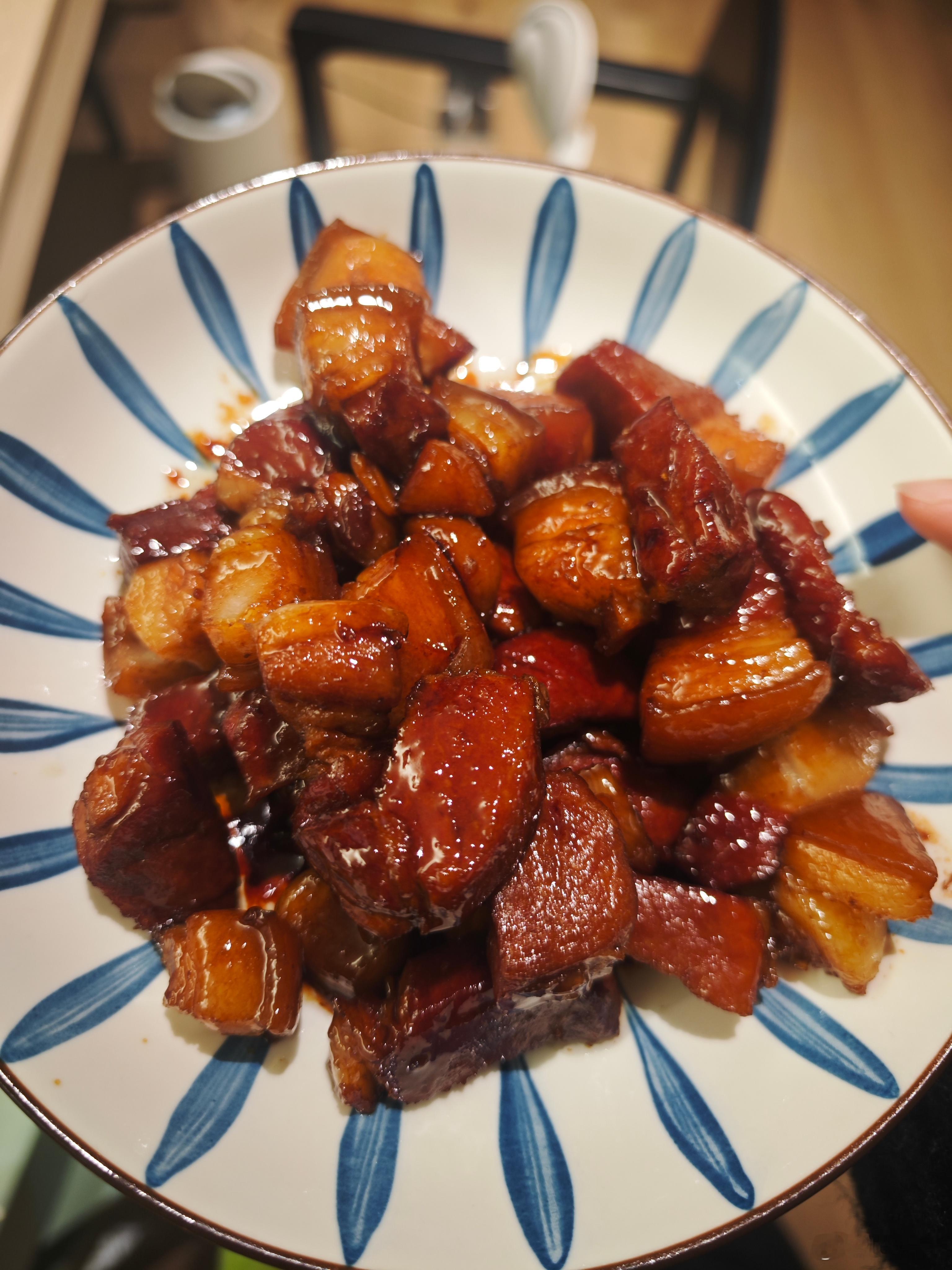 大半夜，炖了一锅红烧肉。一口没吃，准备运用芳香疗法减肥。[doge] 跑了才懂得