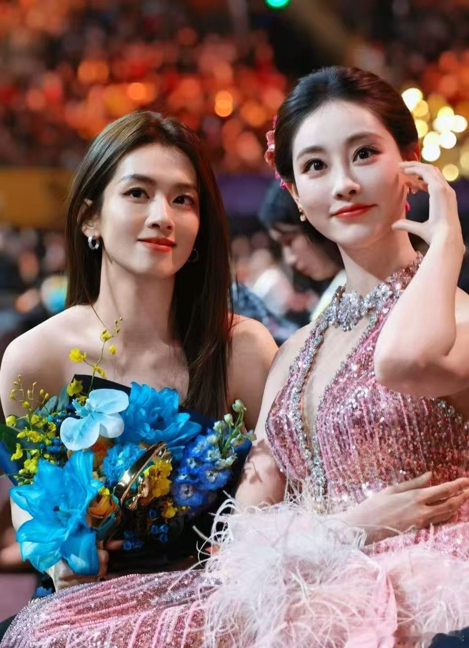 一张伟大的脸旁边又是一张伟大的脸 微博之夜今晚的颜值配置太绝，颜粉直接看呆。一张