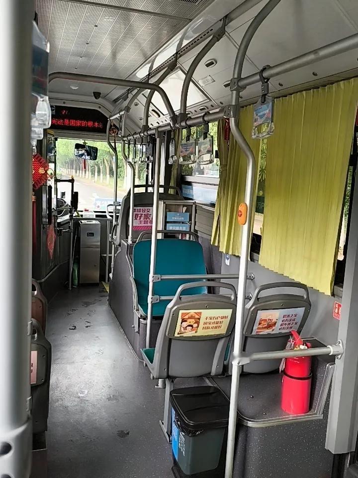 早高峰，孕妇挤公交，你会让座吗早高峰孕妇挤公交，我肯定会让座。早高峰那叫一个人挤