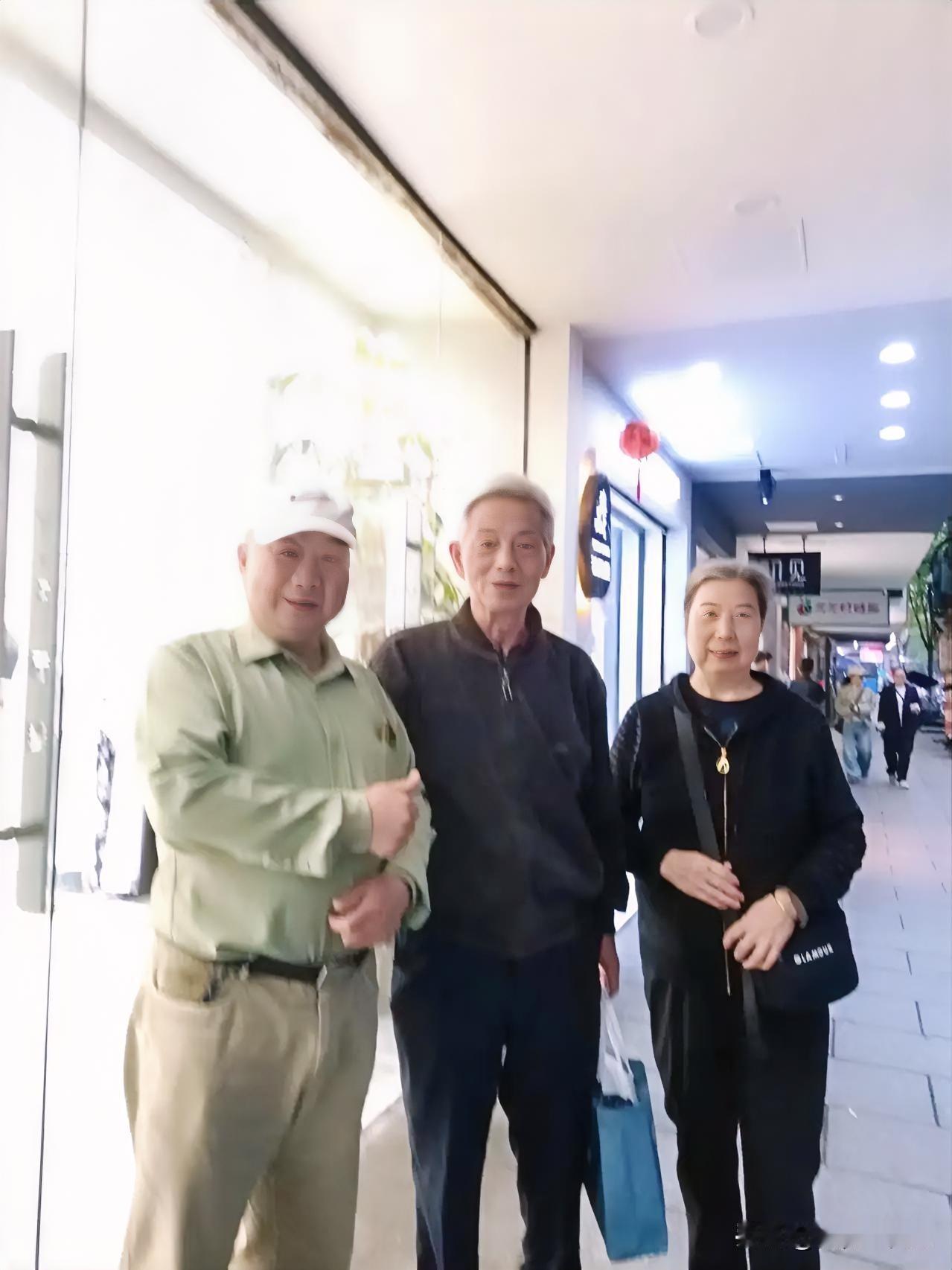 湖南省优秀企业家“大方”陈松林（中）“洁王”健康风光，4月15日下午5:18。在