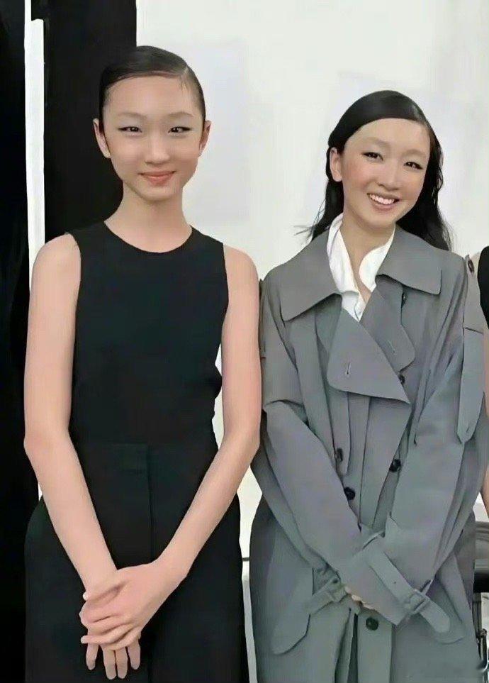 周冬雨这是找了个双胞胎姐妹当替身吗？ ​​​