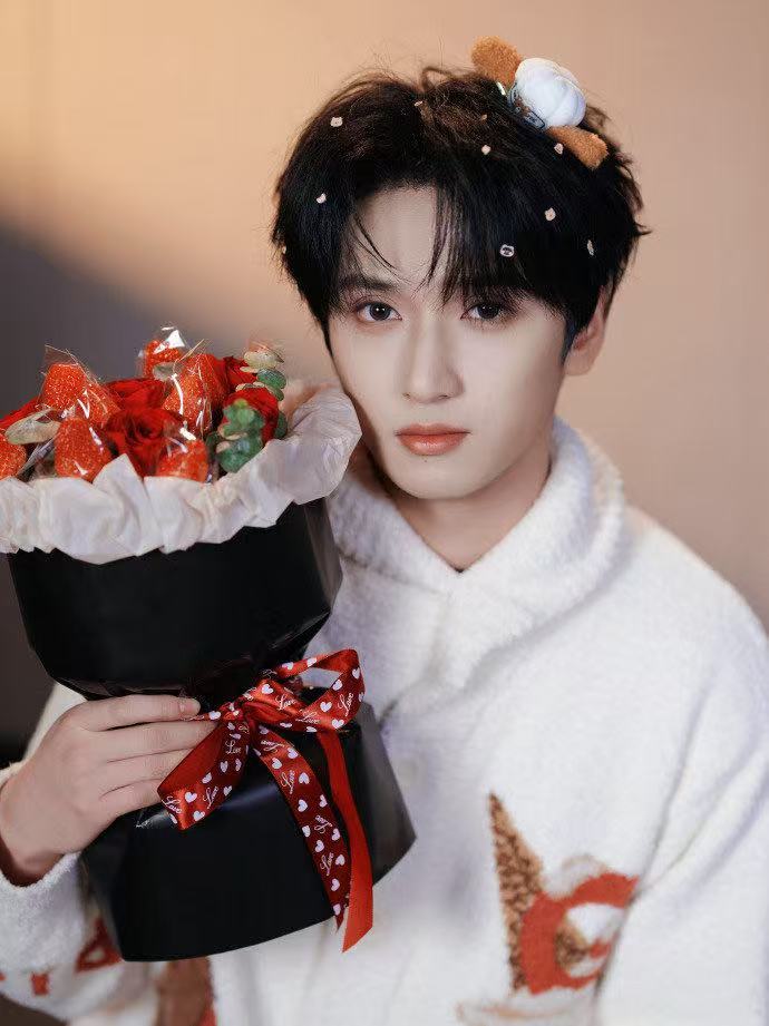 严浩翔今天应该吃点甜的严浩翔手捧草莓花束严浩翔今天应该吃点甜的，浩翔手捧草莓花束