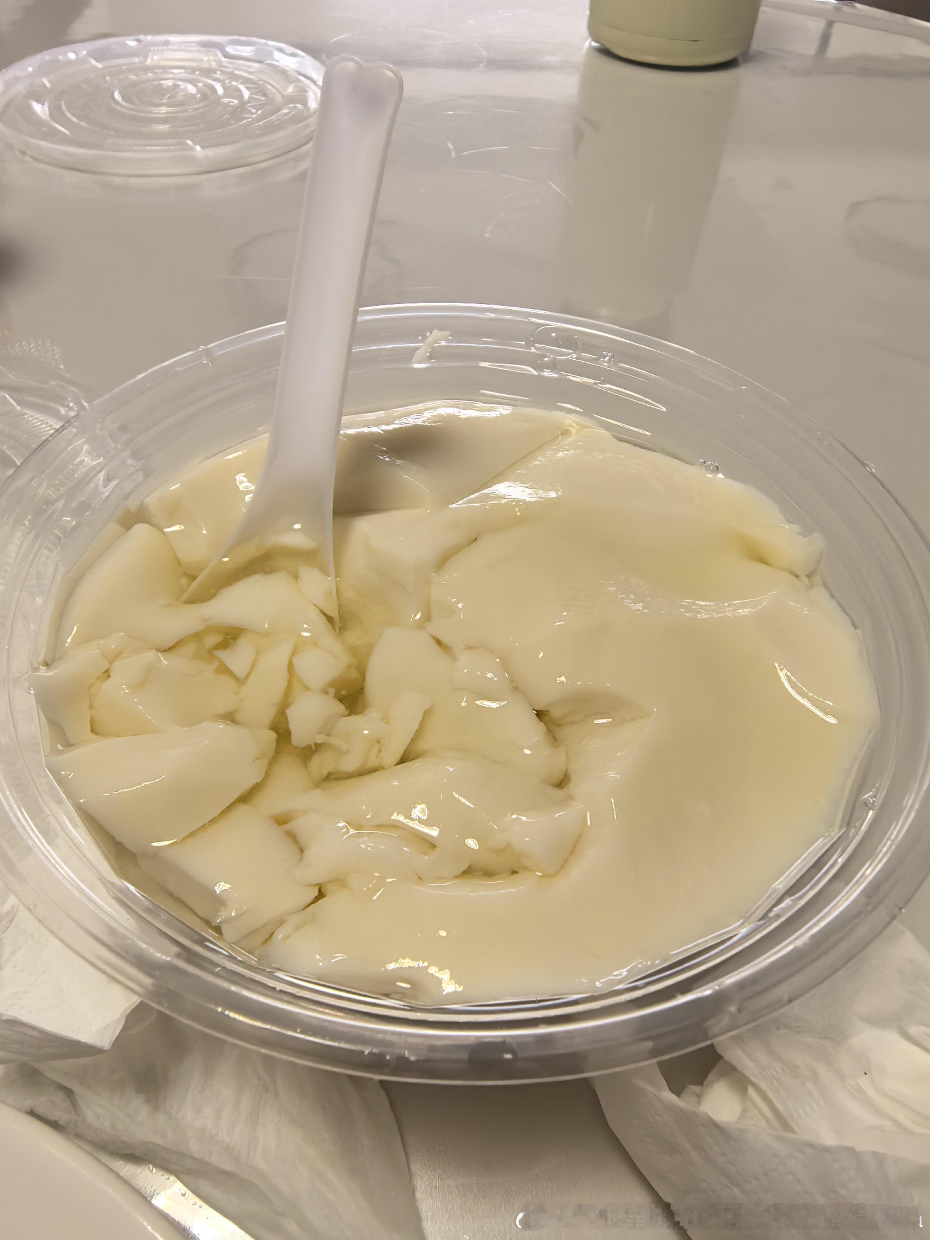 早餐 猫爸给我带了豆腐脑！他很兴奋的说 楼下路口蛮多早餐吃欸 有粉有馒头 好热闹