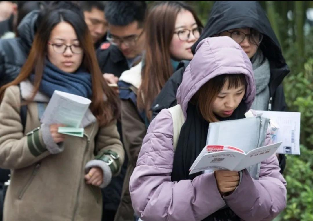 青春本是奔赴理想的征途，是积攒力量、向阳生长的黄金时光，可早恋、沉迷手机、沉溺小