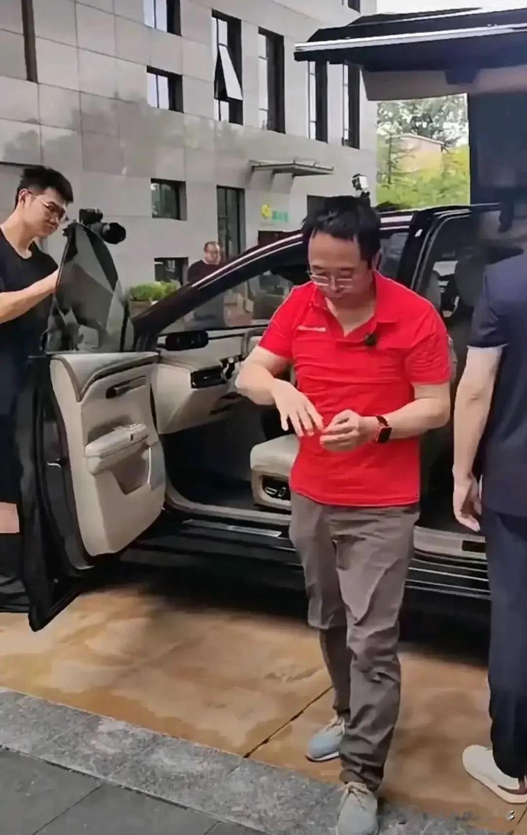 周鸿祎正在变成一个喜剧演员。
周鸿祎的手前两天被门夹了，很大一声惨叫。
周老板前
