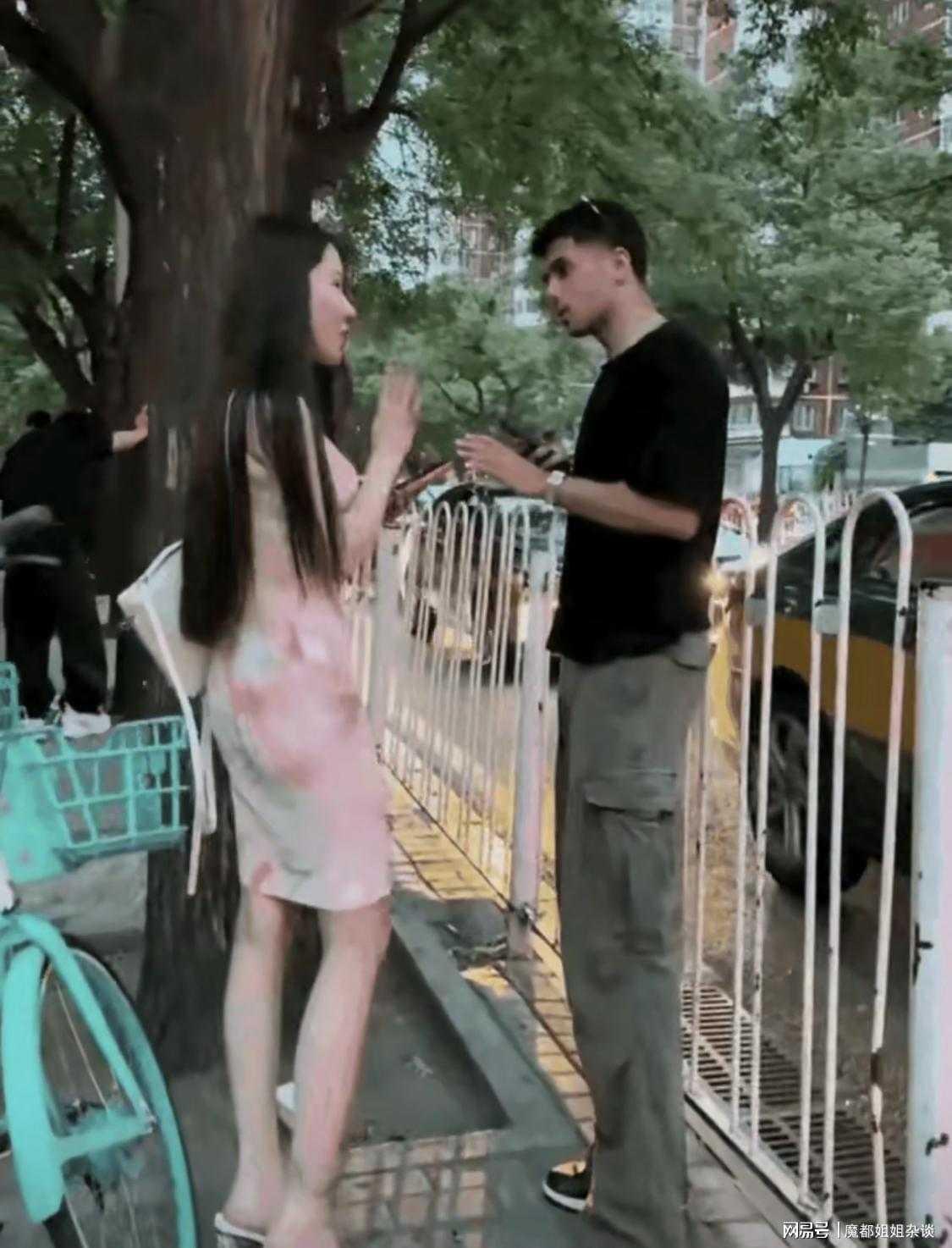 街头搭讪被拒绝还死缠烂打，这事搁谁身上都不舒服，更别提当事人还是个外籍男子。
事