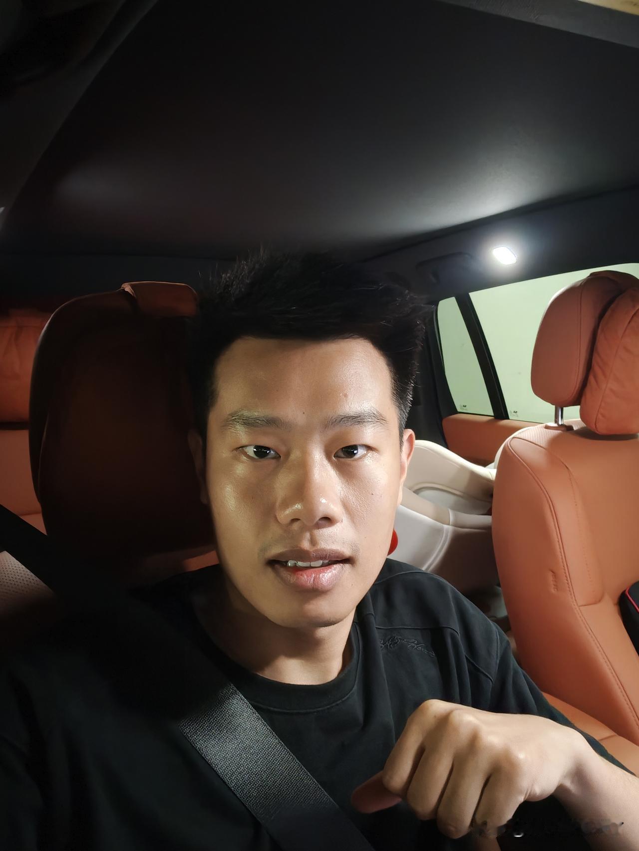 以前我坐朋友的车，看到有安全带卡扣我都是扯了把安全带系上，我自己开车上车就系安全