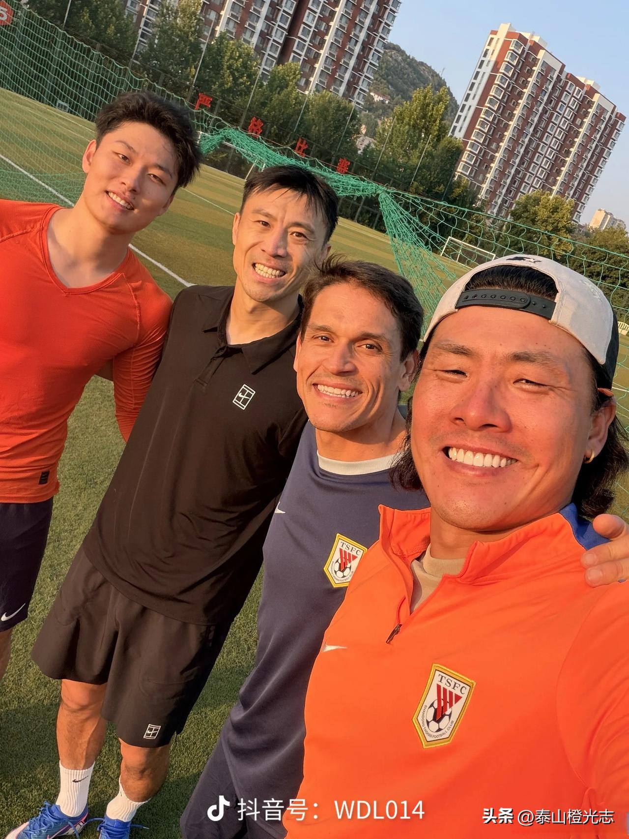 王大雷晒与郑铮刘骐玮合影提前开练，泰山队16日集中，阵容只剩10人
王大雷晒与郑