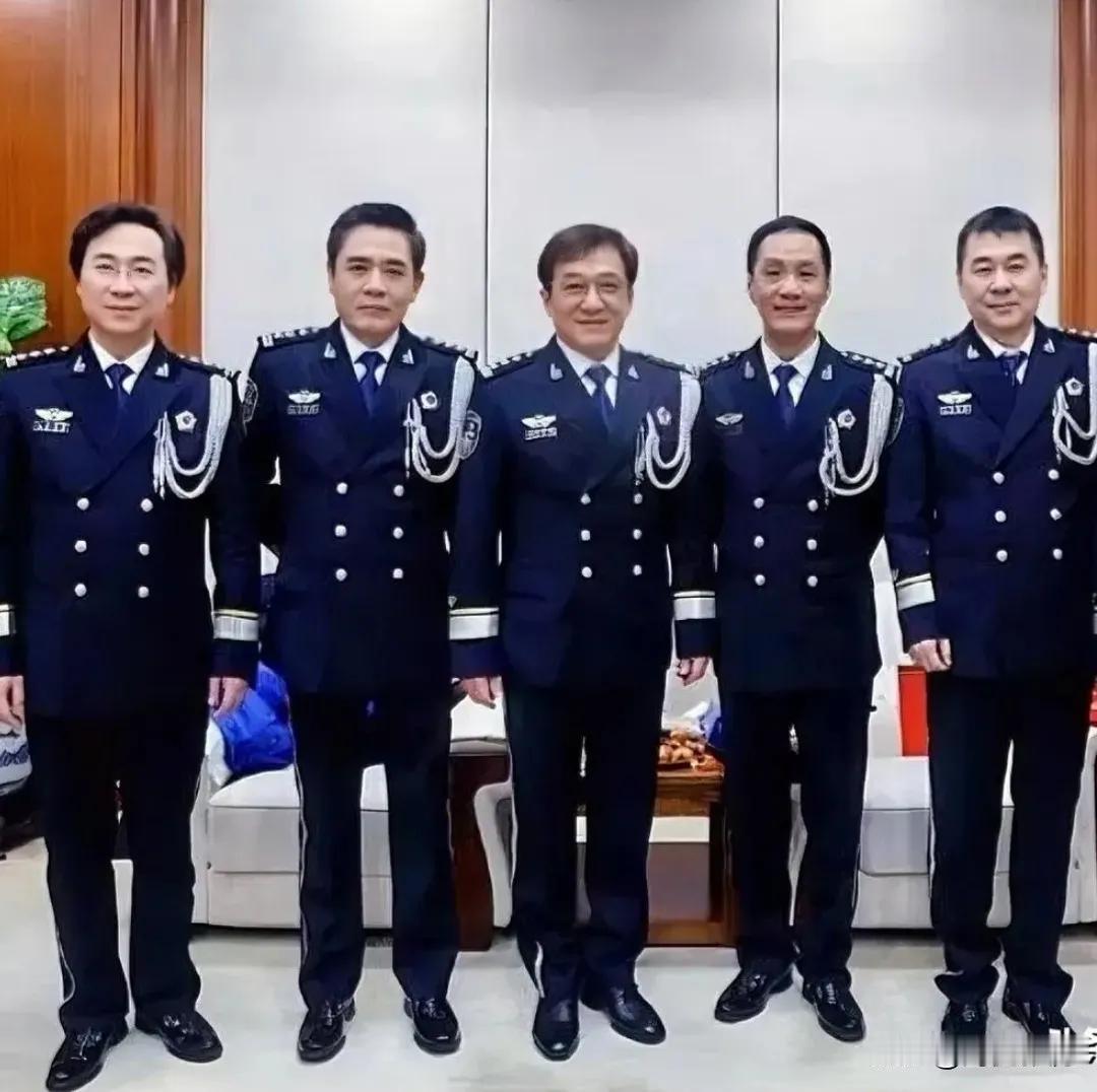 这张照片猛的一眼看上去，我还认为是我们中国解放军海军呢？但是仔细一看才发现，是一