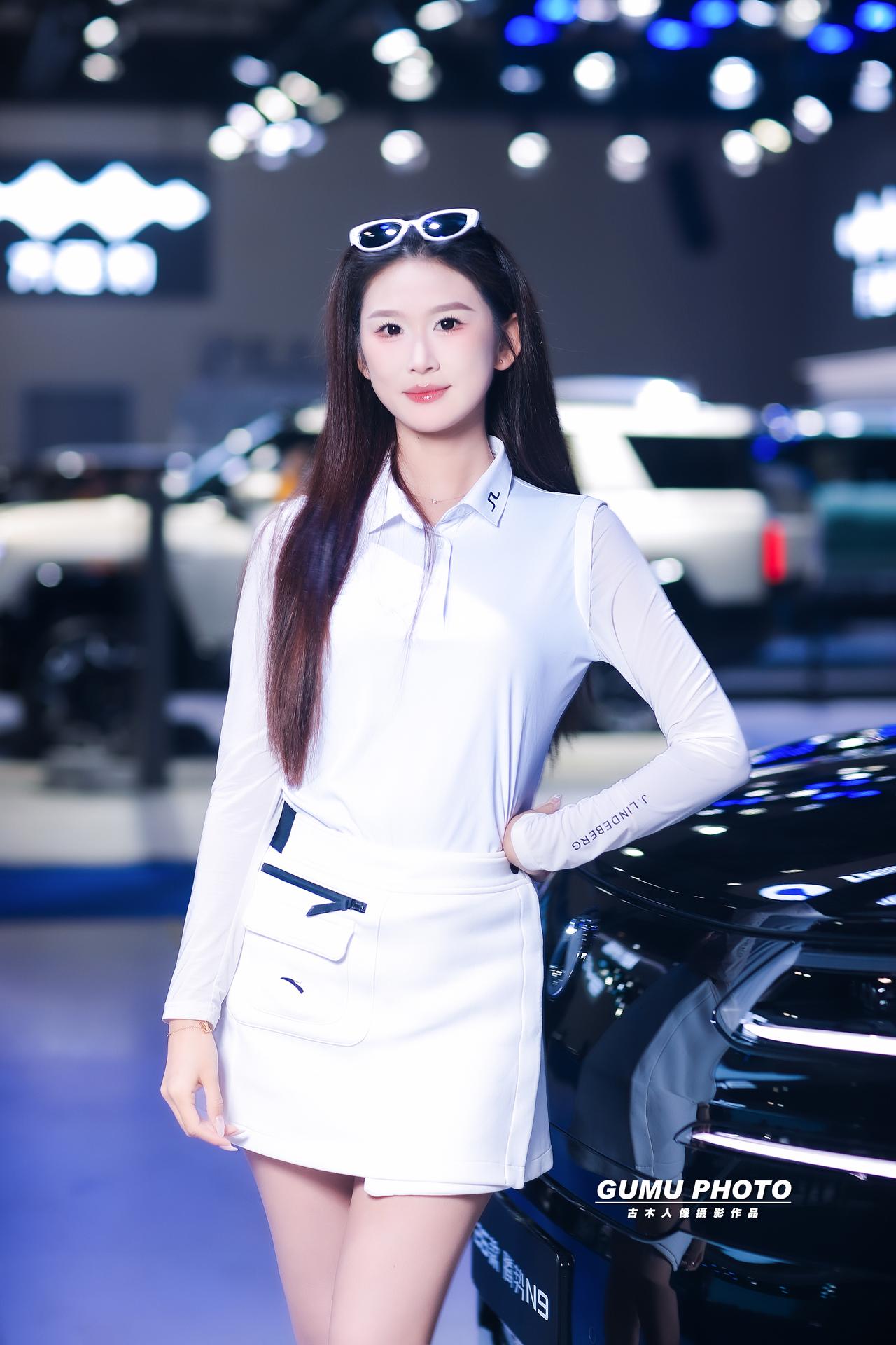 2025重庆汽车消费节腾势展台模特小姐姐