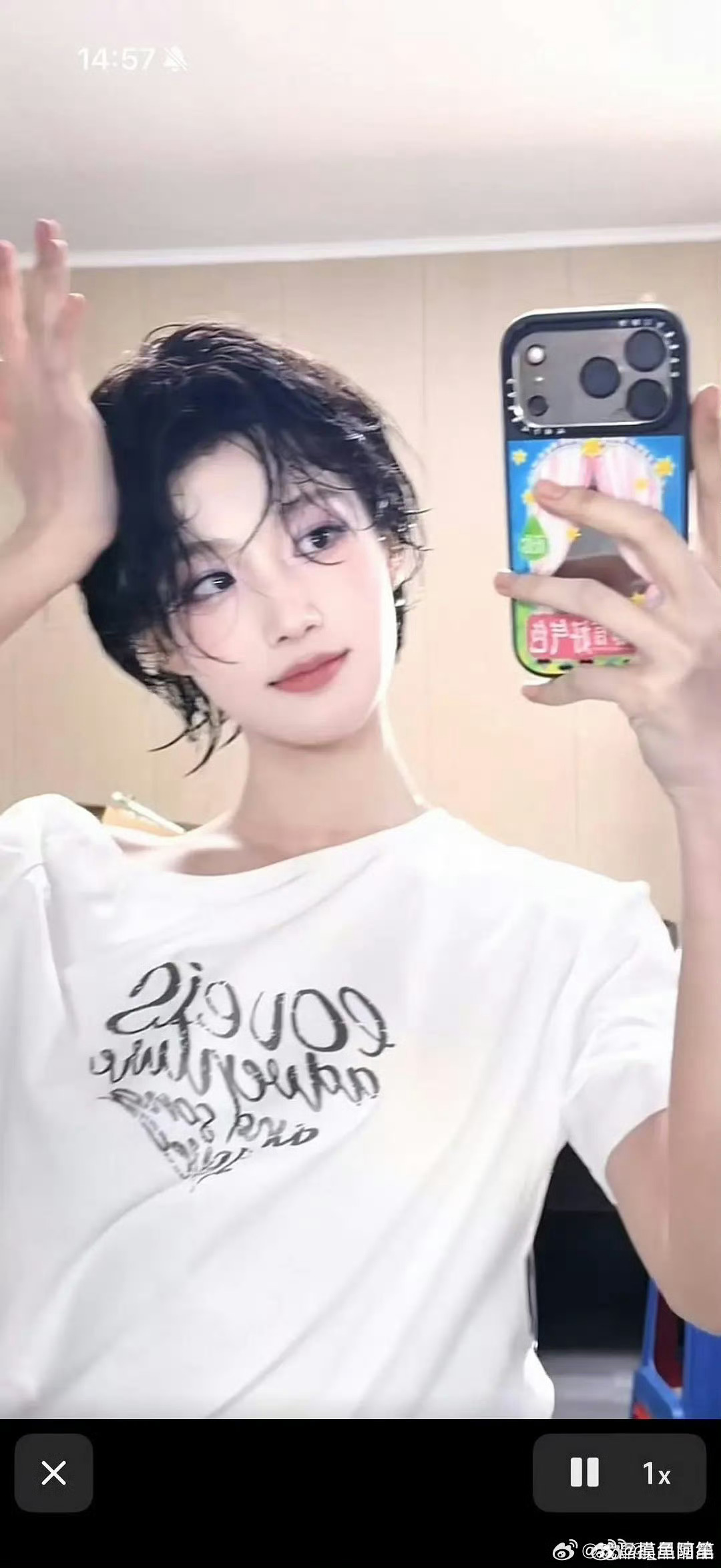 卢昱晓剪短发有点像张馨予 