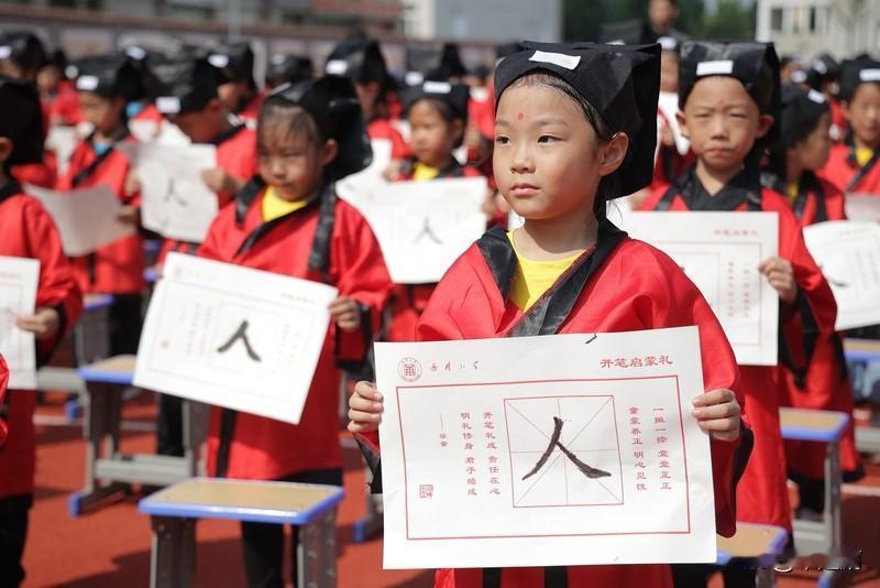 中小学课间操改成传统武术，我觉得挺不错。像岳峰小学和虹桥小学就做出了很好的示范。