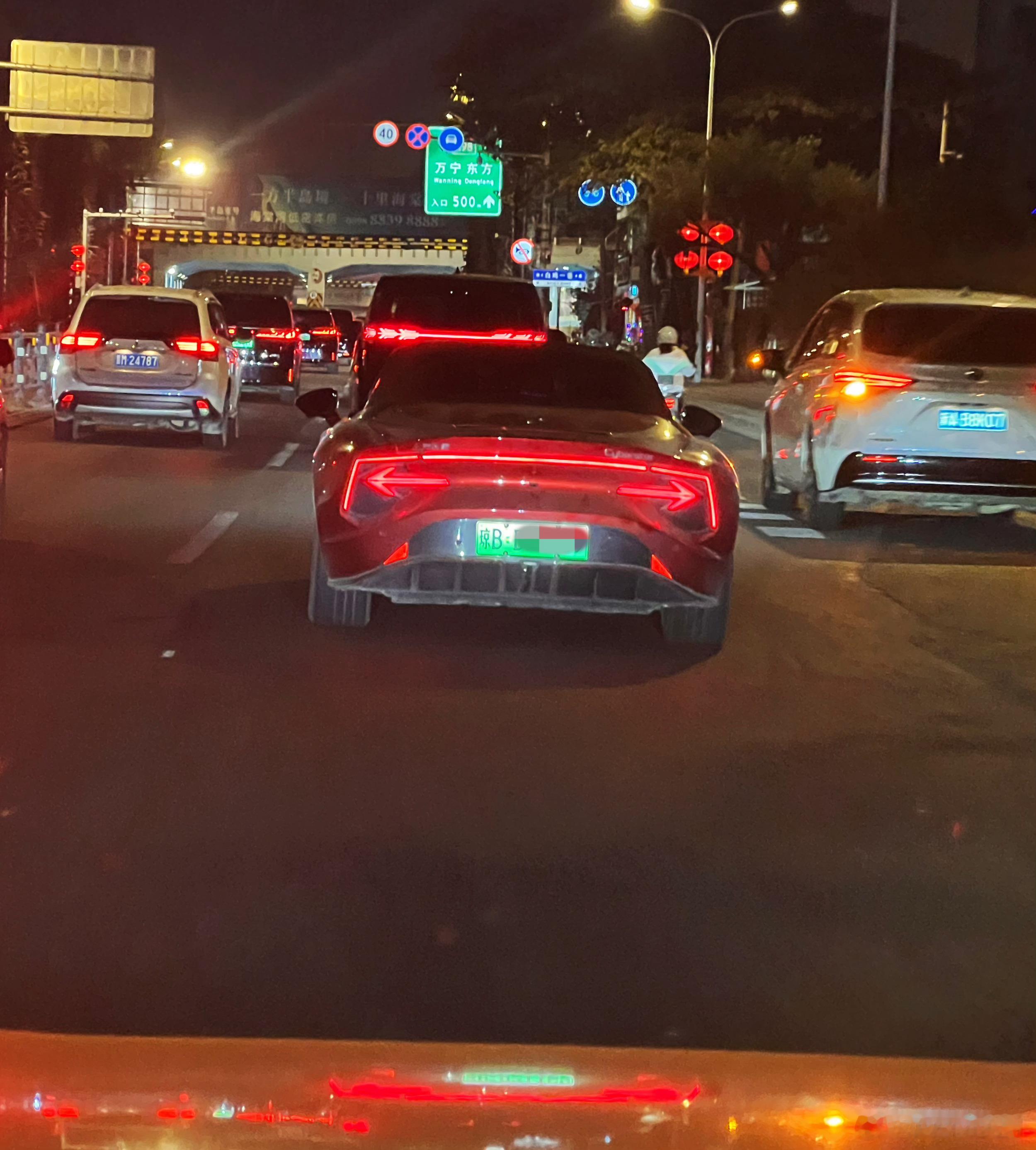 名爵Cyberster真是一款极具辨识感的电跑车，我总觉得它要放《兰花草》然后洒