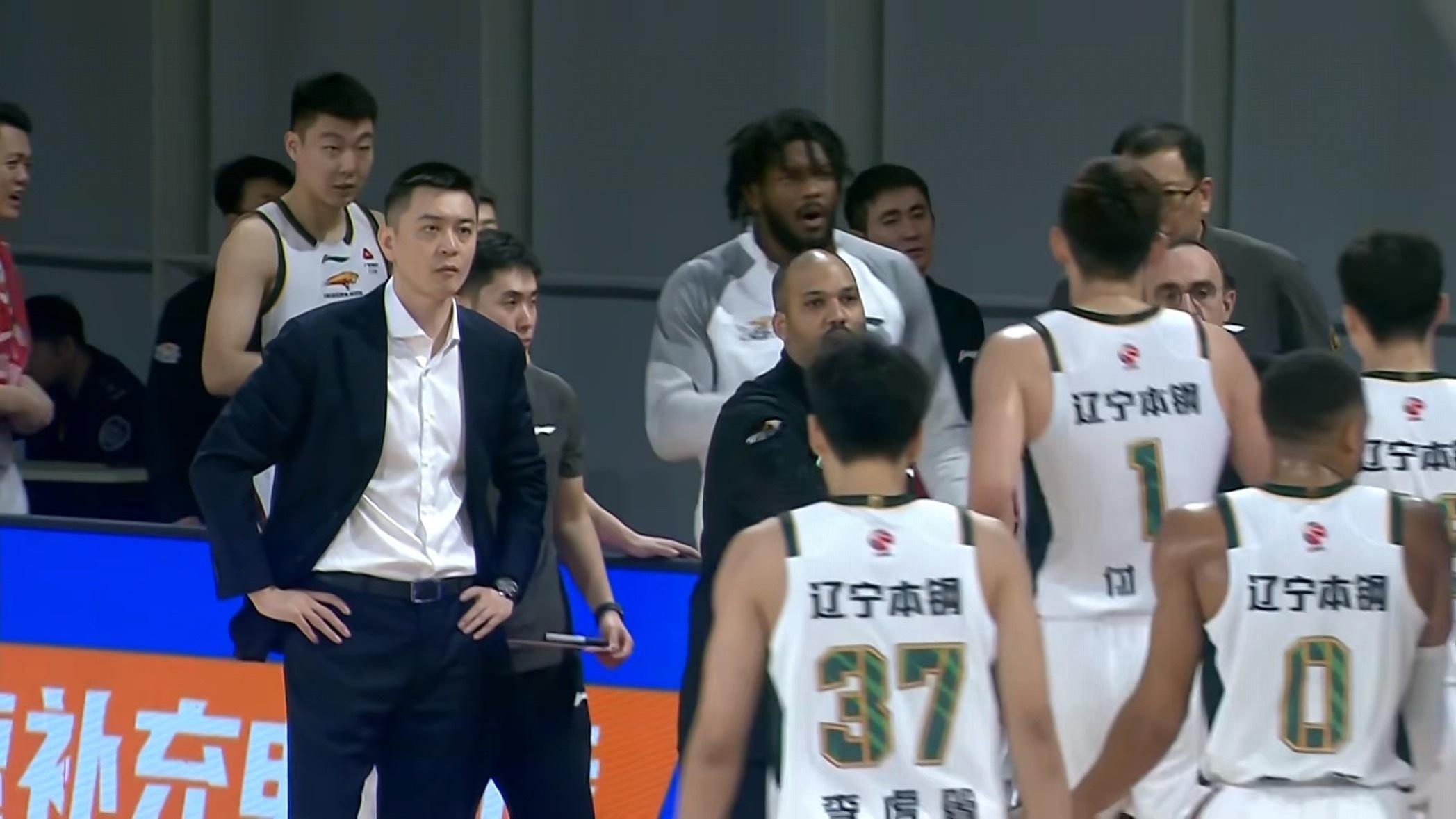 开场双方在打对攻啊辽宁男篮