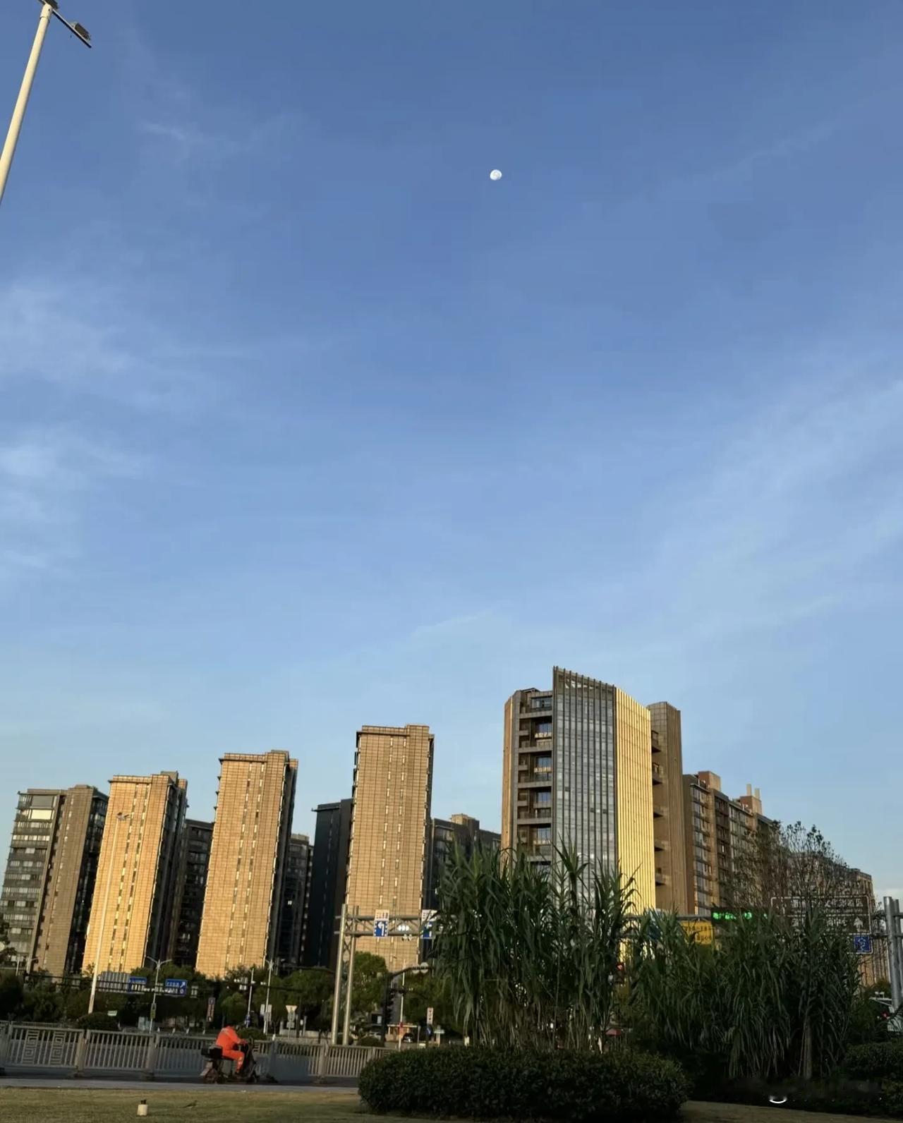 家是什么？家不是战场，而是放松的地方。
家不是负担，而是甜蜜的归宿。家是什么？家