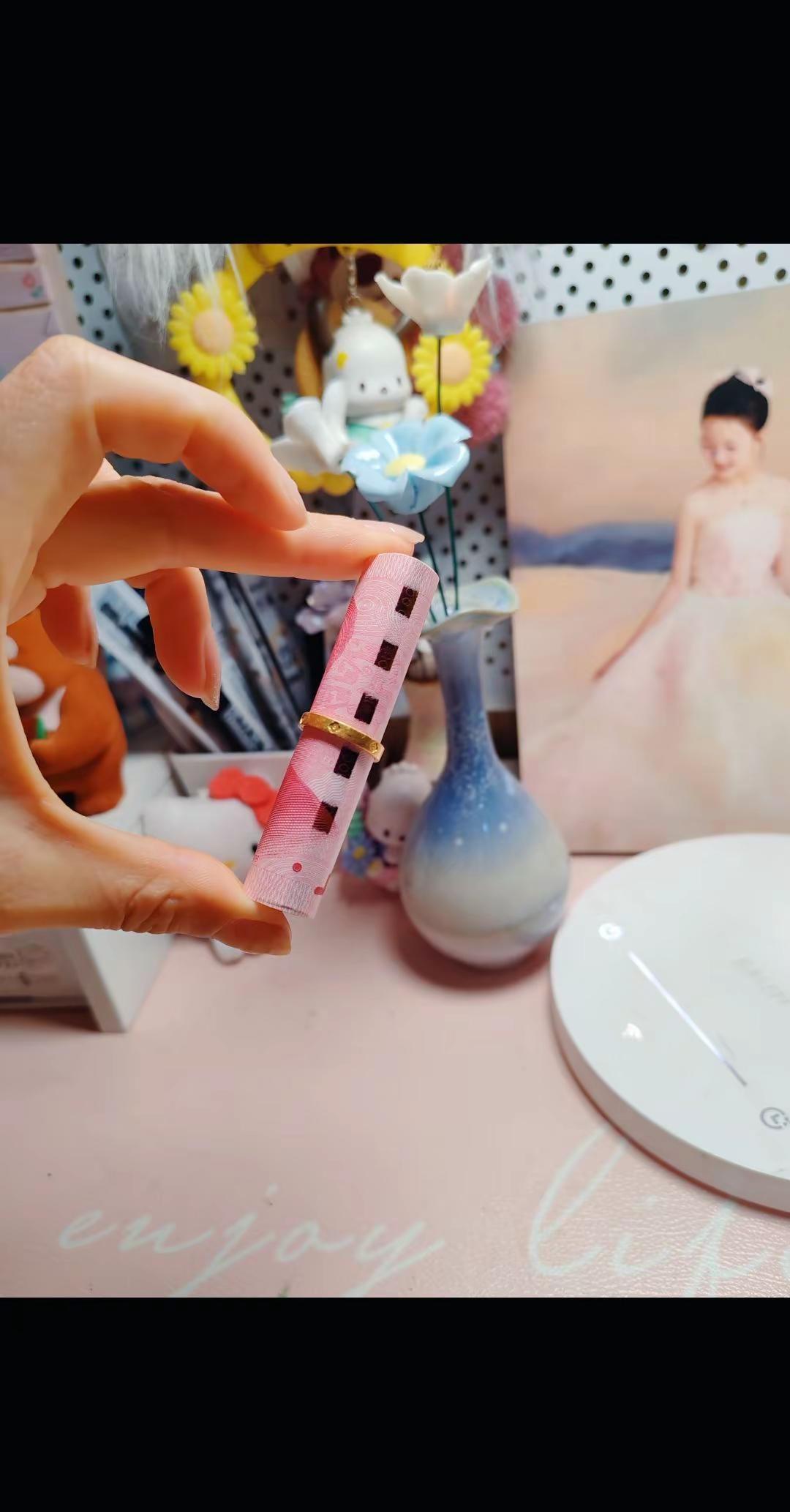 "今年好好干，争取买一件碎花裙，           我倒要看看穿polo衫的有