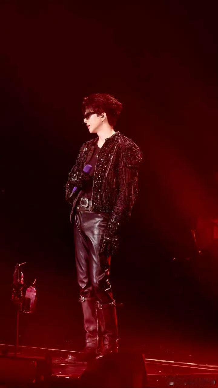 刘宇宁怀抱呆米惊喜亮相，聚光灯下温柔对望。他低吟浅唱经典旋律，她安静依偎臂弯，时