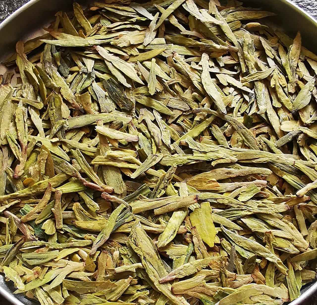 所有的茶叶都要用刚烧开的水泡，只是不同的茶叶，泡的时间长短不同。
开水泡茶，能把