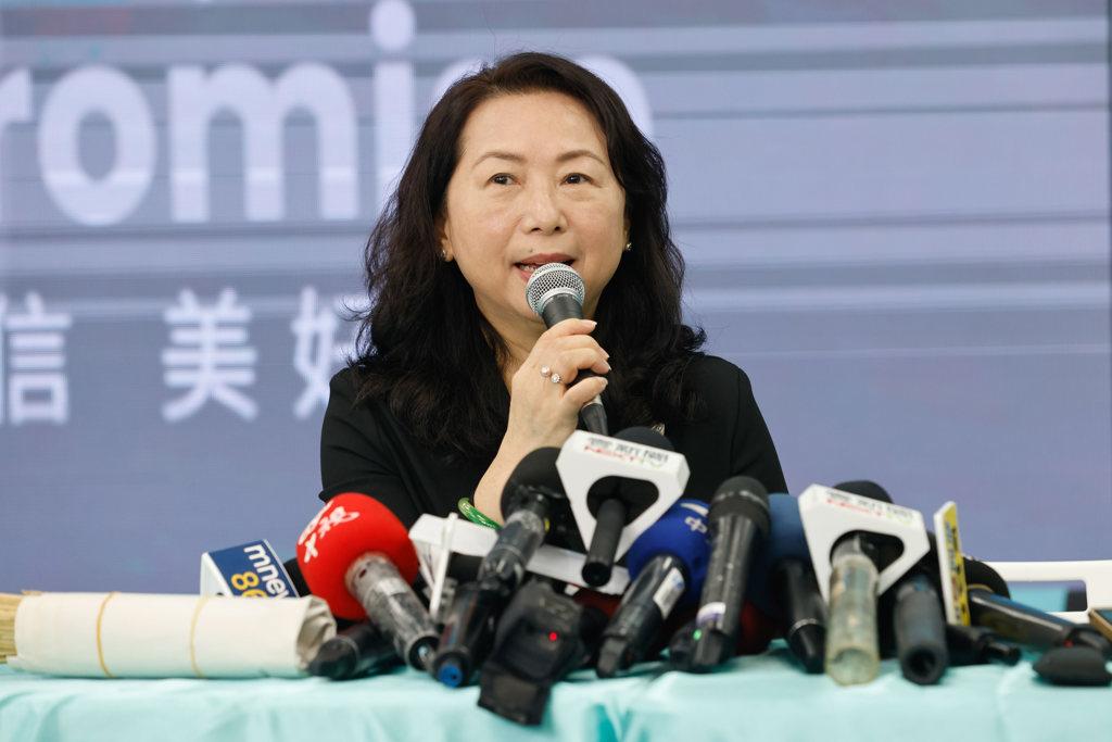 陆配徐春莺过去原本要被民众党列入不分区名单,昨(27)日因涉《诈欺》、《银行法》