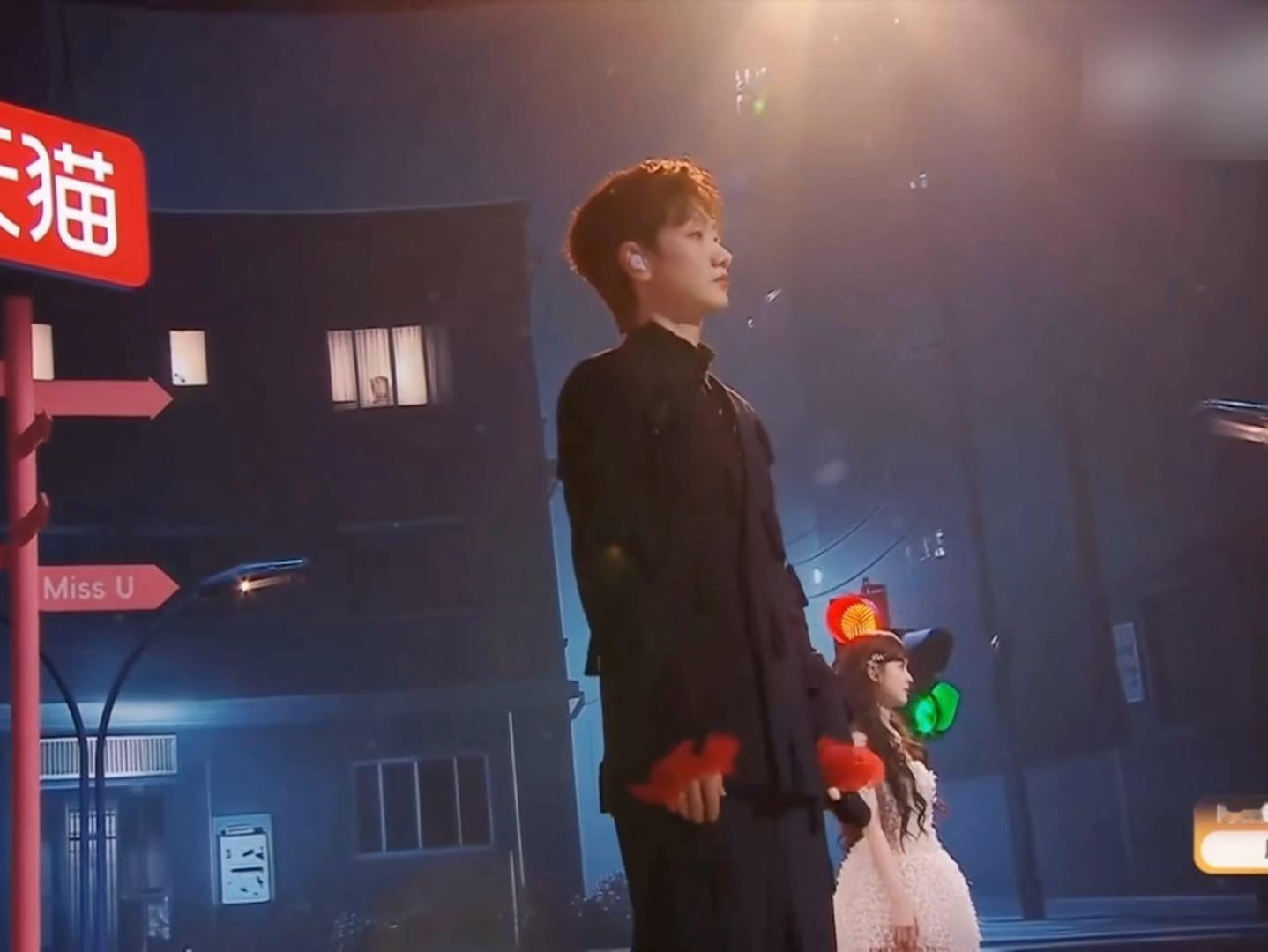 汪苏泷 好听  你永远可以相信汪苏泷的舞台实力。。《全城热恋》《我想念》《像晴天