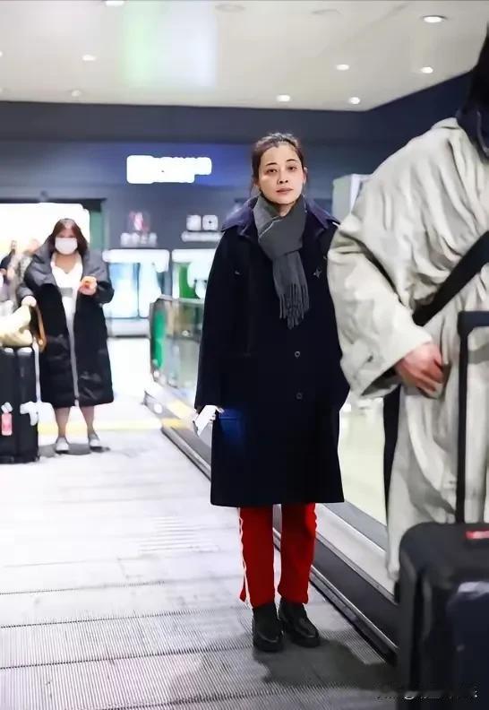 你们能认出这是哪位大明星吗？
其实生活中她们也并没有星光闪耀，
不化妆和普通人差