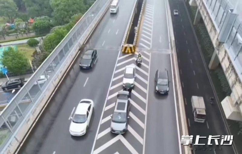 【长沙警用无人机巡守环线快速路 】近日，湘府路洞井路段，两辆轿车发生一起两车追尾