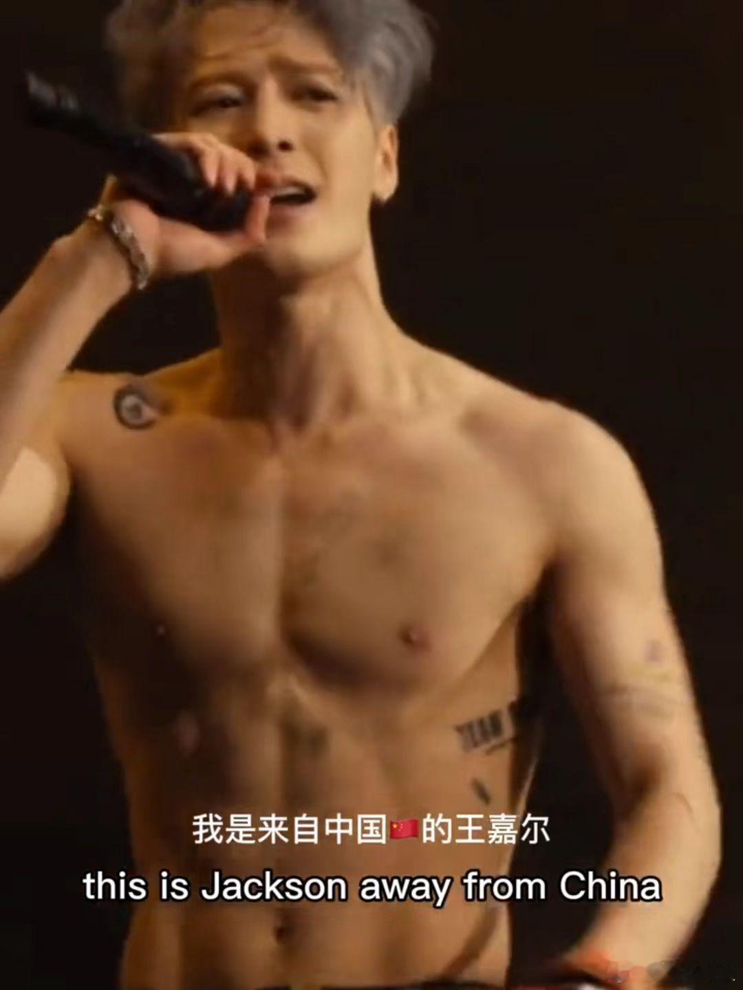 王嘉尔这滴泪是一路羁绊的证明 刷到王嘉尔那滴泪的片段反复看，突然就懂了为什么追他
