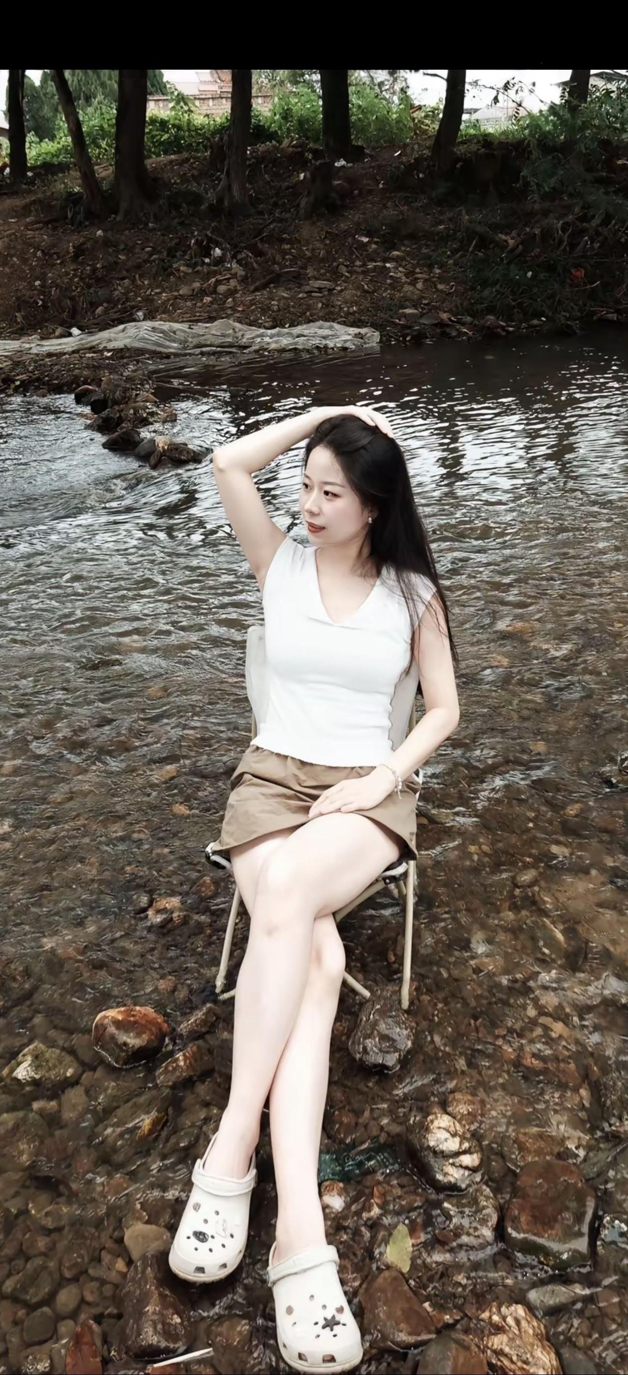 溪边静坐思悠远，心随流水意自闲。
