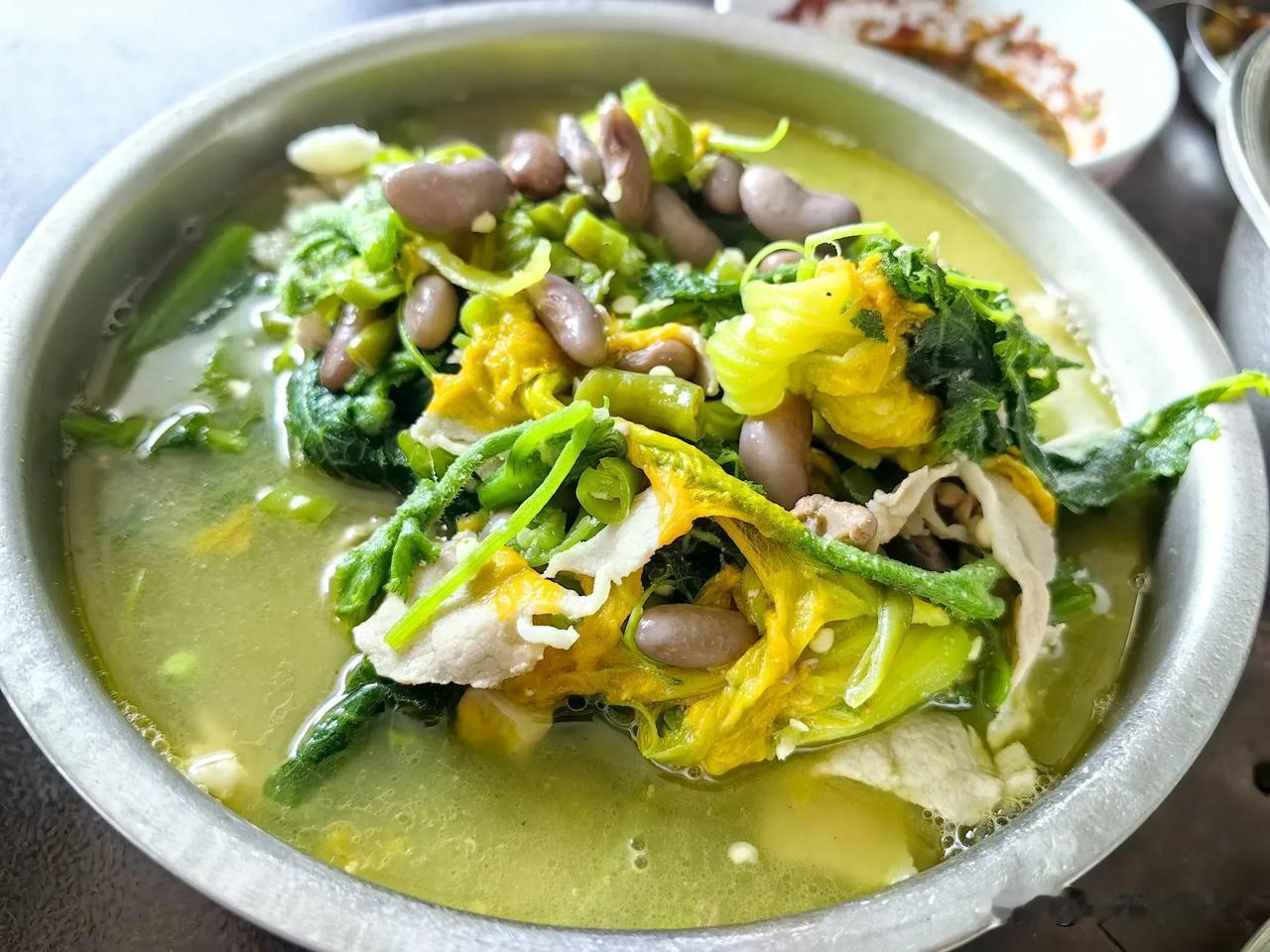 南瓜叶和南瓜花做出来，是真的好吃。近日，在成都郊县一农家，吃到了最原始的蔬菜。自