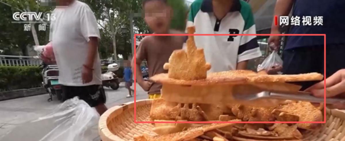 “活该他发财！”2025年10月，河南郑州，一男子烤出各种有趣造型的烧饼，有飞机