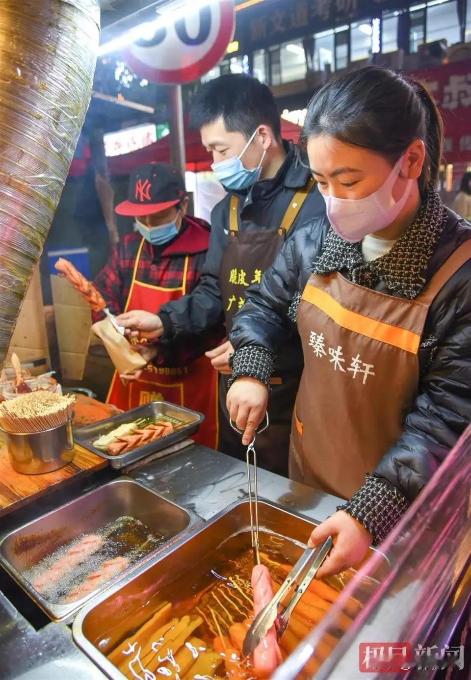 今天刷到个新闻，荆州一对夫妻在长江大学美食街摆小摊，专门卖炸年糕和炸淀粉肠，干了