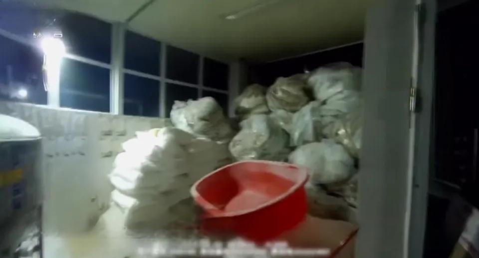 央视曝光：你花大价钱买的“进口奶粉”，可能出自河南一个出租屋。淀粉加香精，摇身一