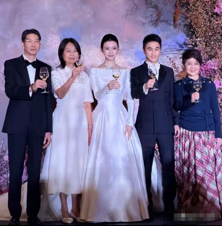 在这一刻奚梦瑶的父母应该是风光无限的，他们真的是很厉害的父母，把女儿培养到很优秀