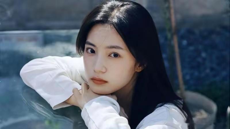 在《星辰大海》合唱环节，妹宝张雅钦穿着礼服，迈着轻快步子走向舞台中央。下一秒，踩